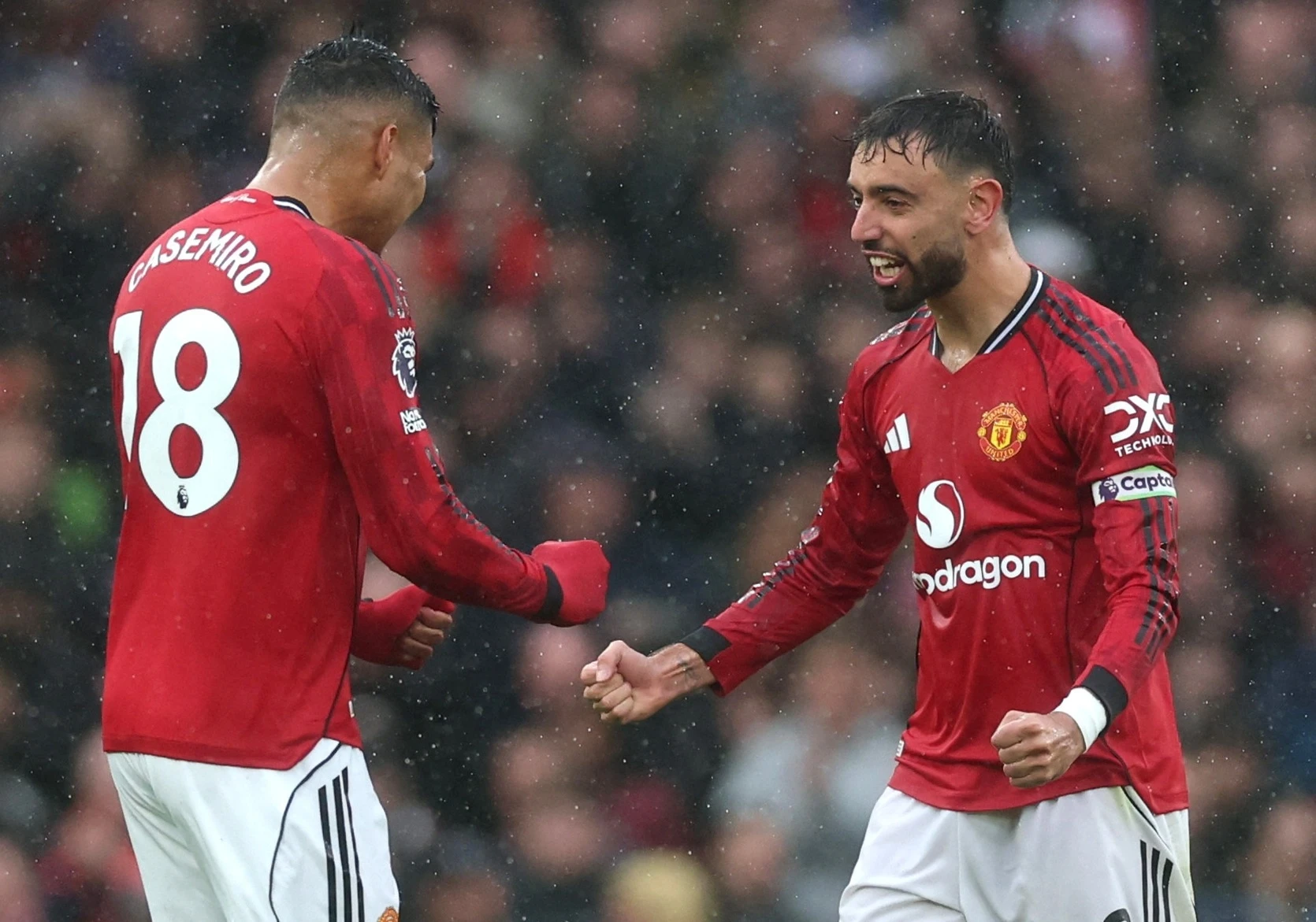 MU hạ Chelsea trong trận cầu có 2 thẻ đỏ