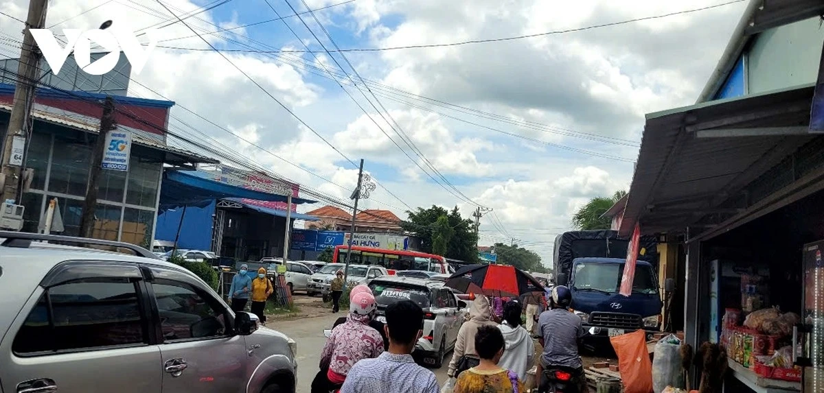 Ùn tắc giao thông nghiêm trọng khu vực chùa Long Hưng, Đồng Tháp