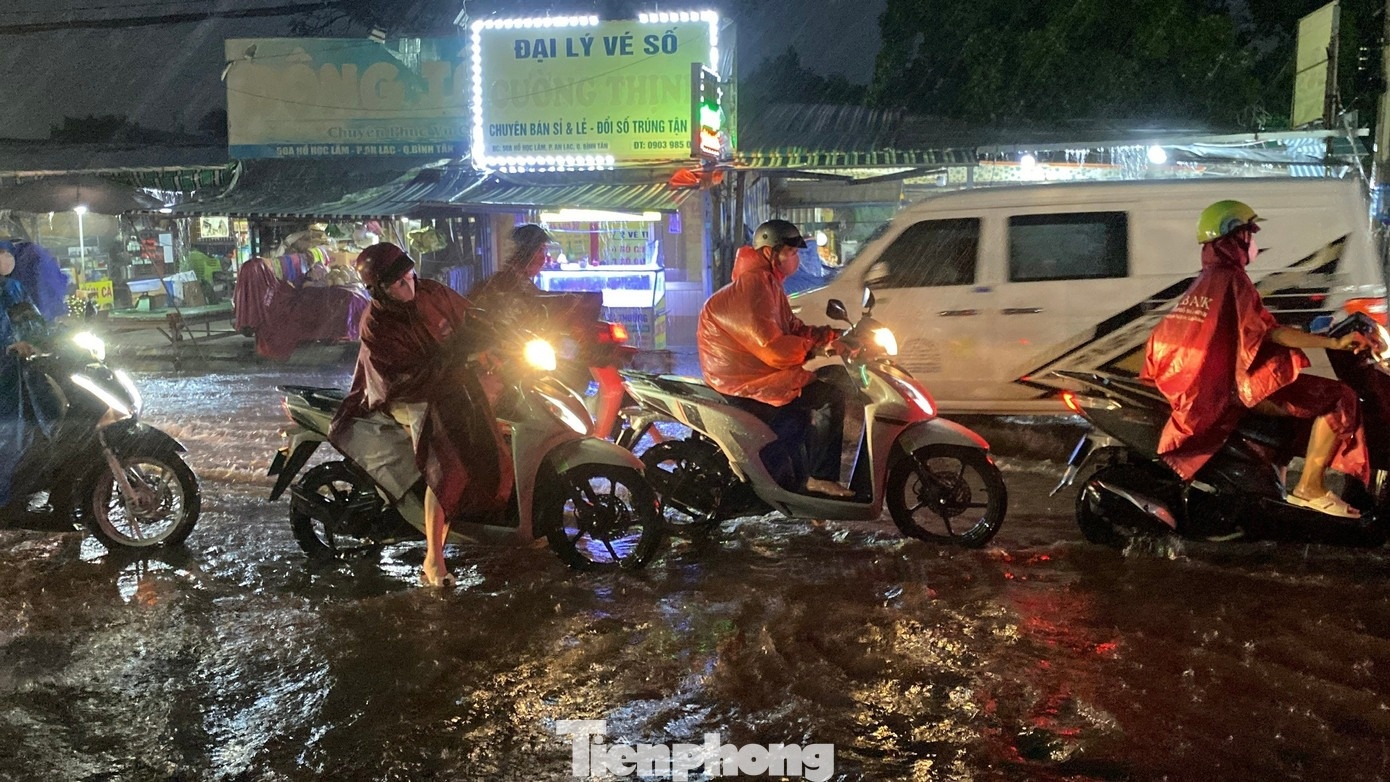 Tác động của bão Ragasa, TP.HCM mưa dông liên tiếp