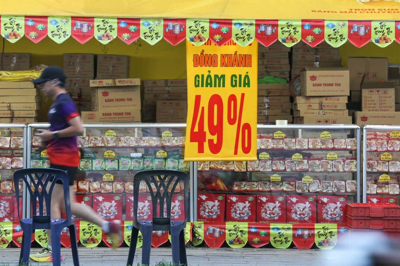 Bánh trung thu giảm giá, mua 1 tặng 1, bán đầy vỉa hè TP.HCM