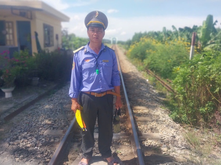 Nhân viên đường sắt lao mình cứu người trước mũi tàu hỏa