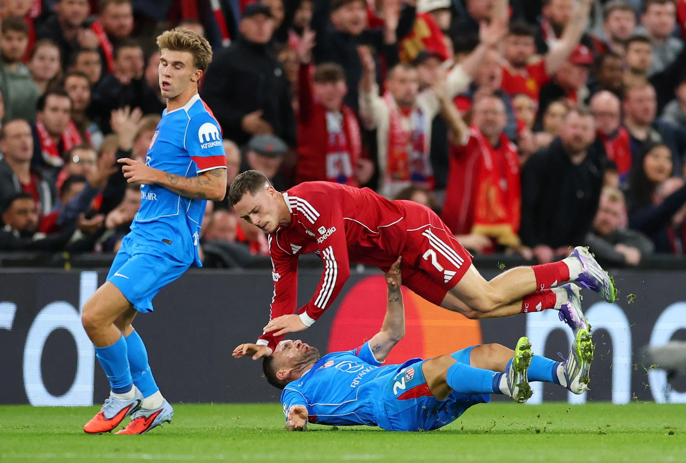 Bóng hoài nghi phủ kín bom tấn 116 triệu bảng