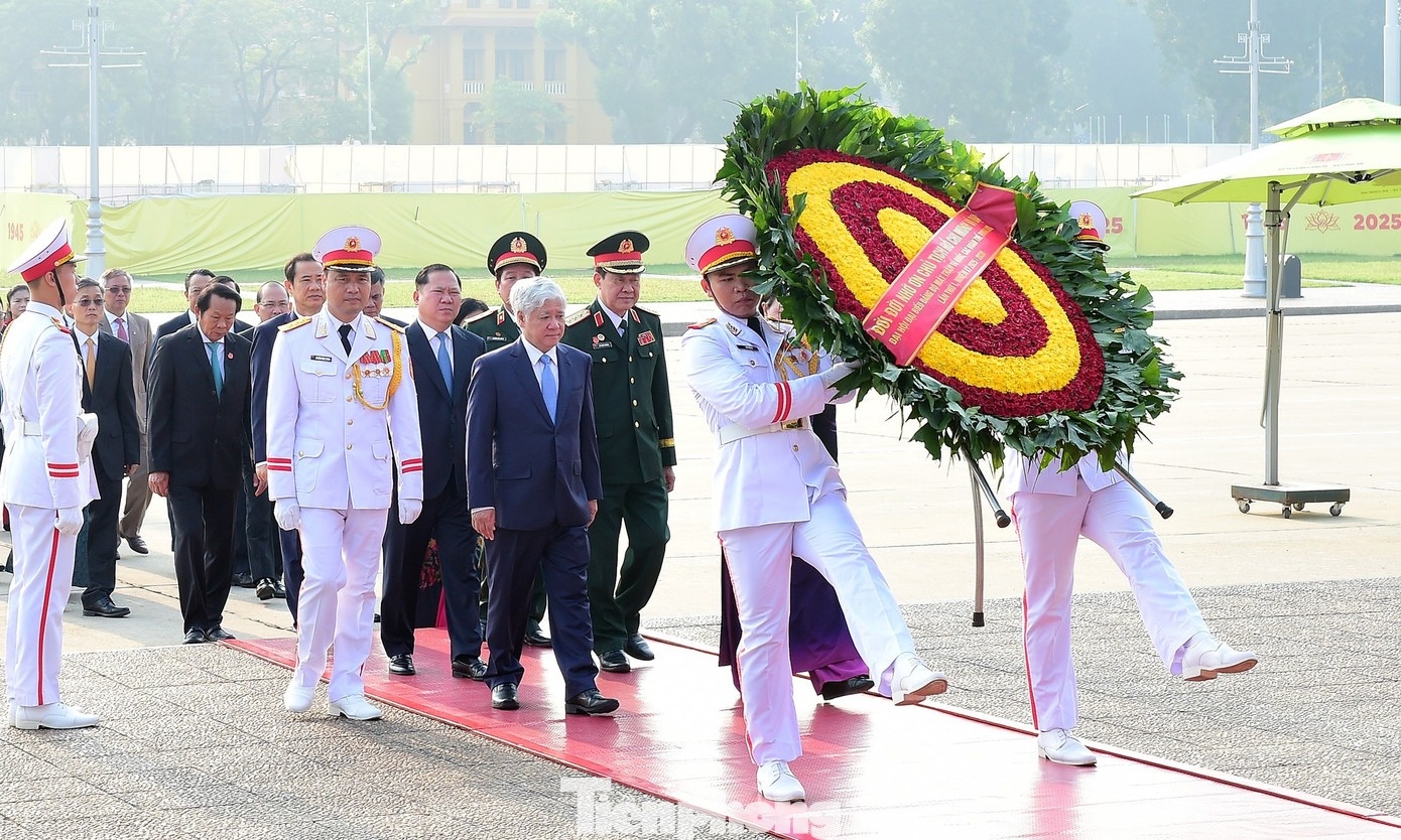 Đoàn đại biểu Đảng bộ MTTQ vào Lăng viếng Chủ tịch Hồ Chí Minh