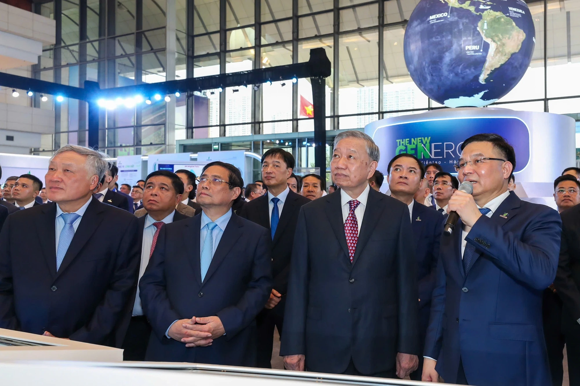 Tổng Bí thư Tô Lâm tặng 8 chữ vàng cho Petrovietnam