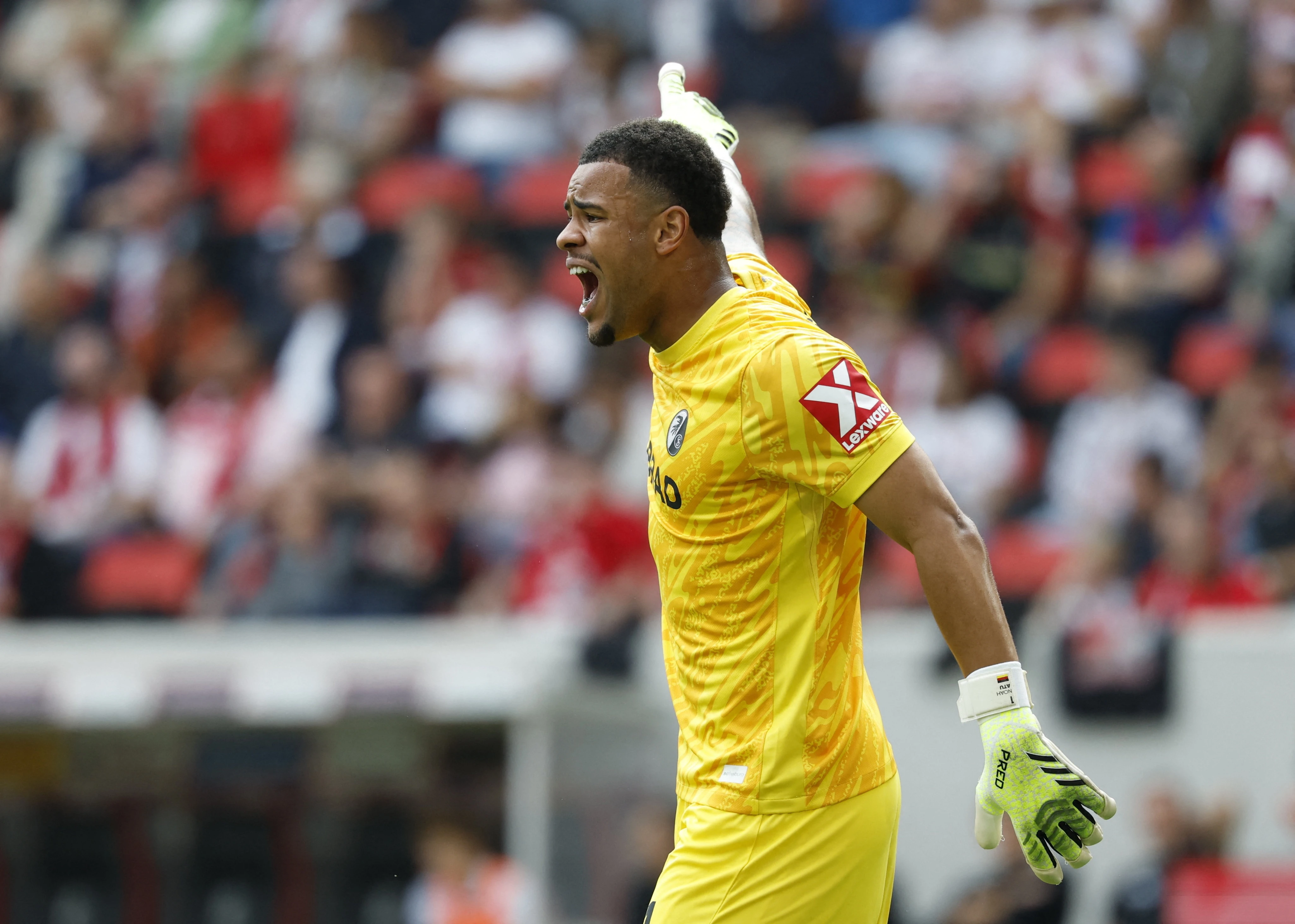 Thủ môn Bundesliga lập kỷ lục cản penalty