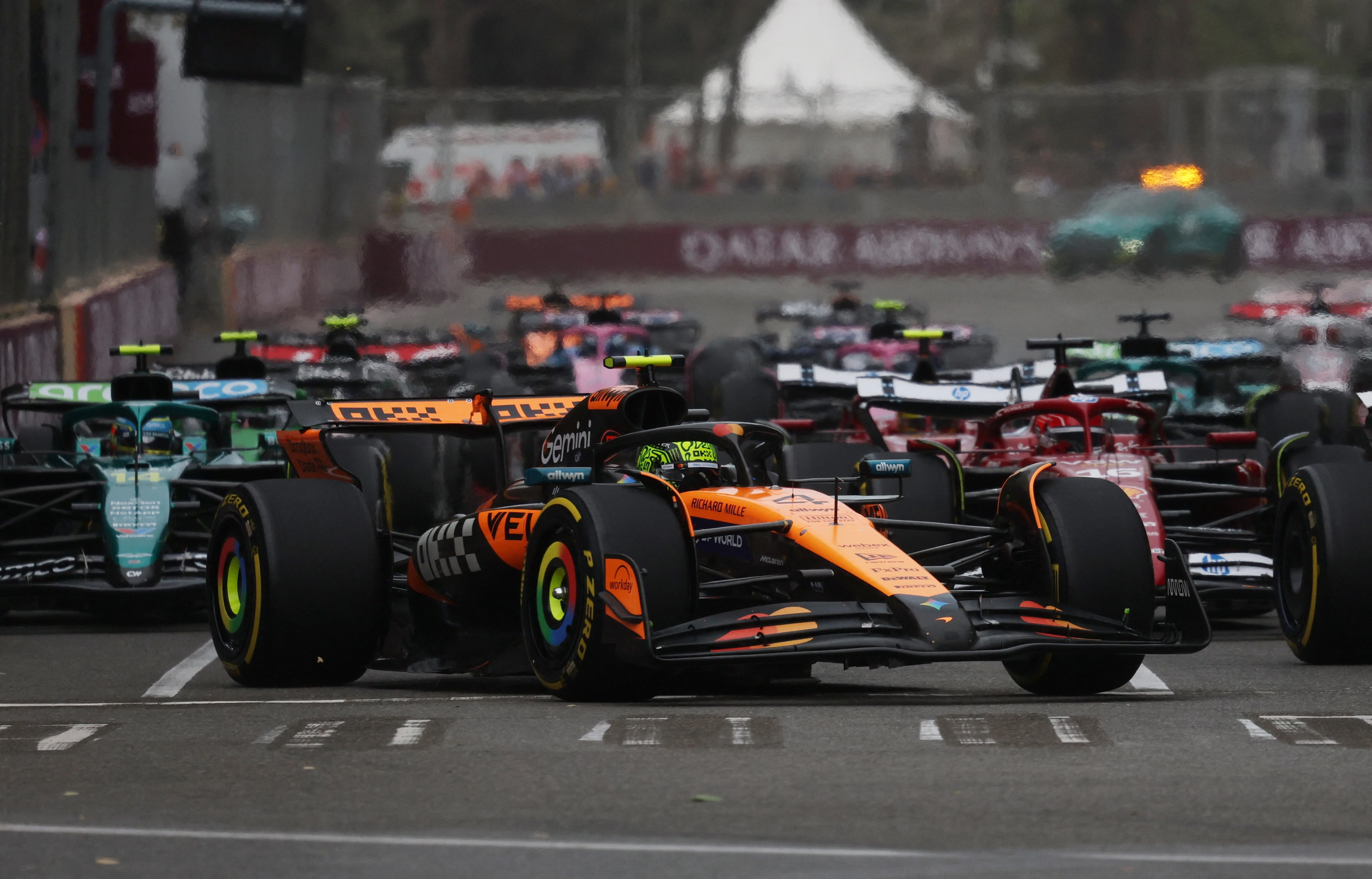 Chặng F1 hỗn loạn tại Azerbaijan