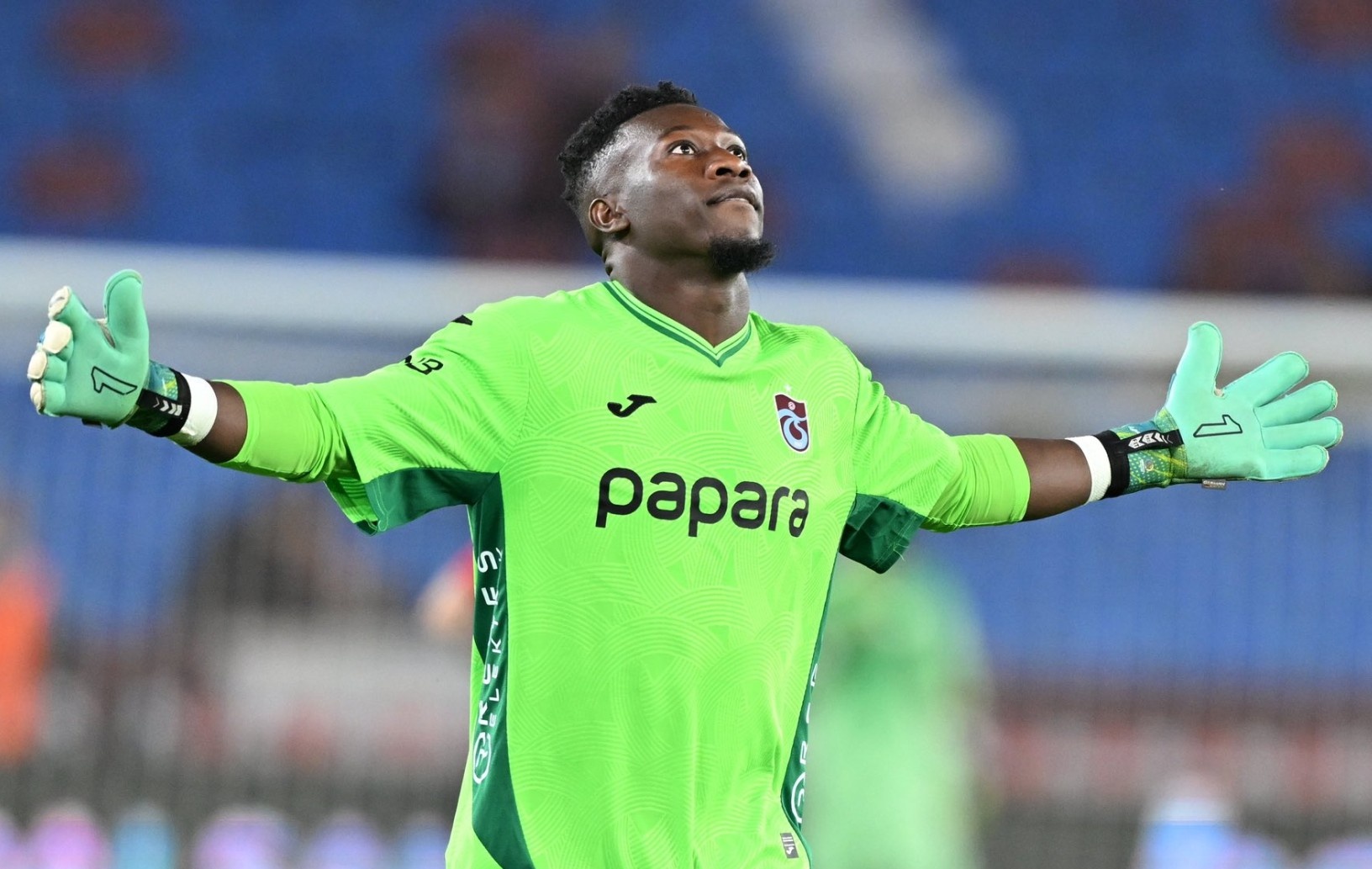 Onana tạo bất ngờ