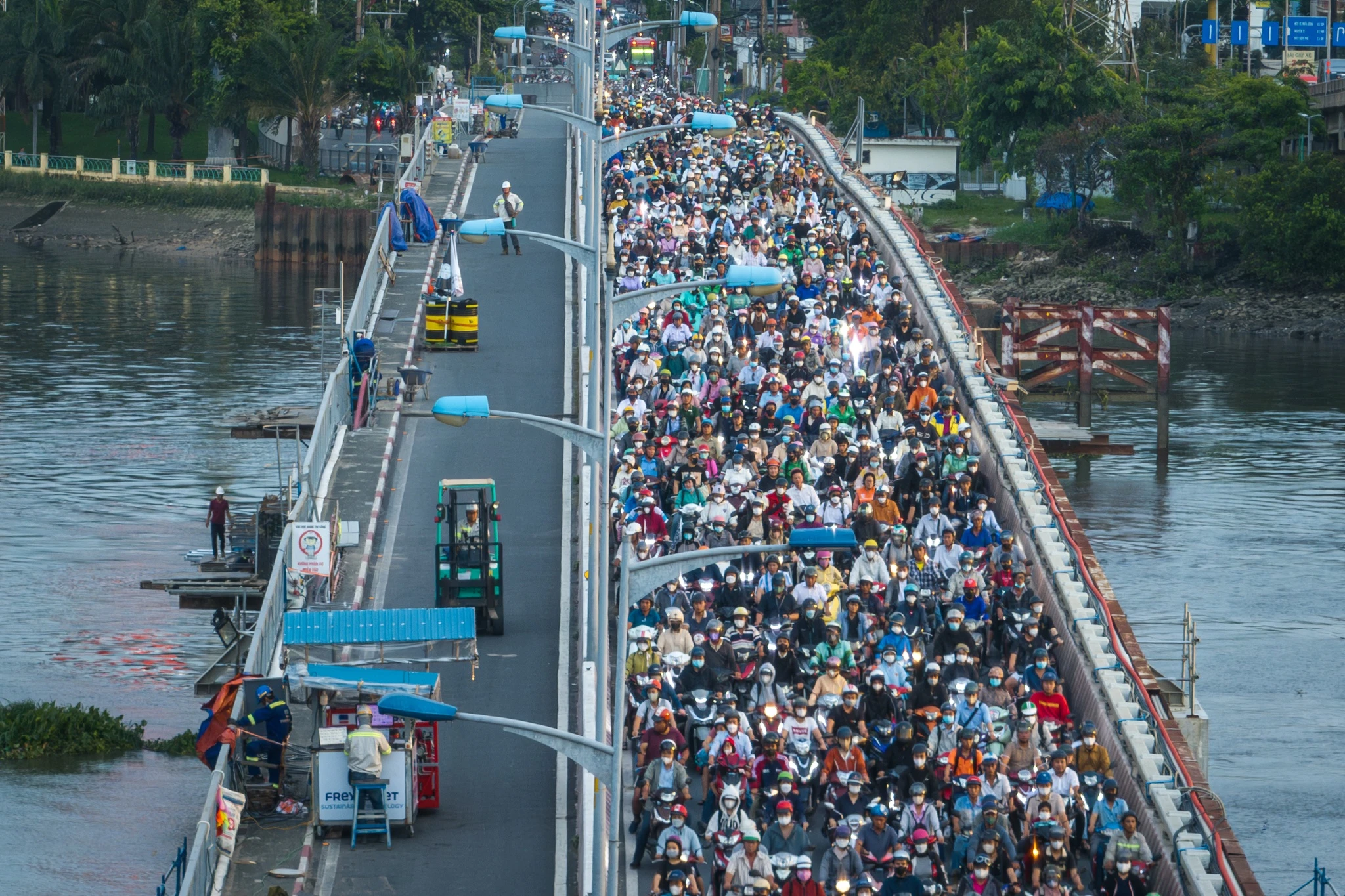 Vì sao xe máy vẫn được chạy trên cầu Bình Triệu 1 đang thi công