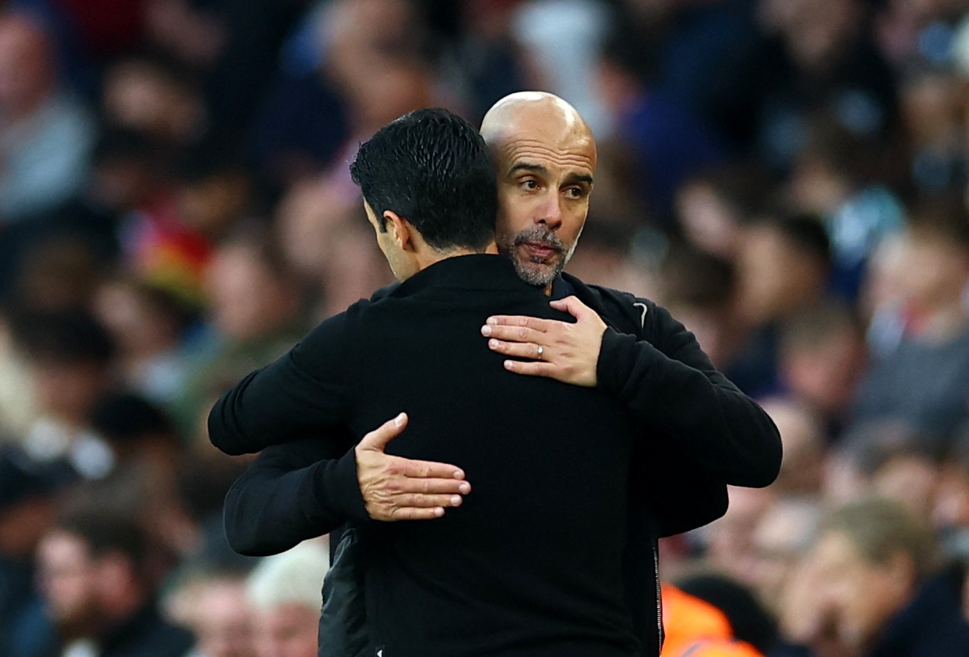 Kỷ lục khó tin của Arteta, Guardiola 'dựng xe bus'