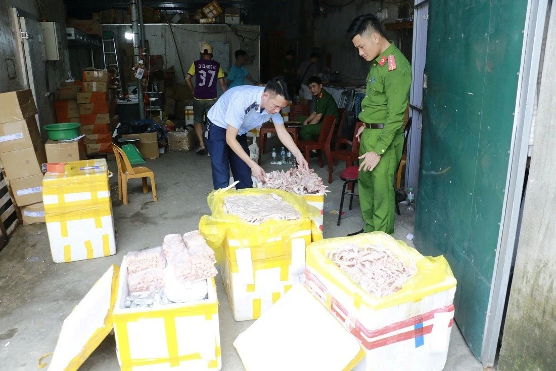 Phát hiện kho lạnh chứa hàng nghìn chân gà, xúc xích, nem chua lậu