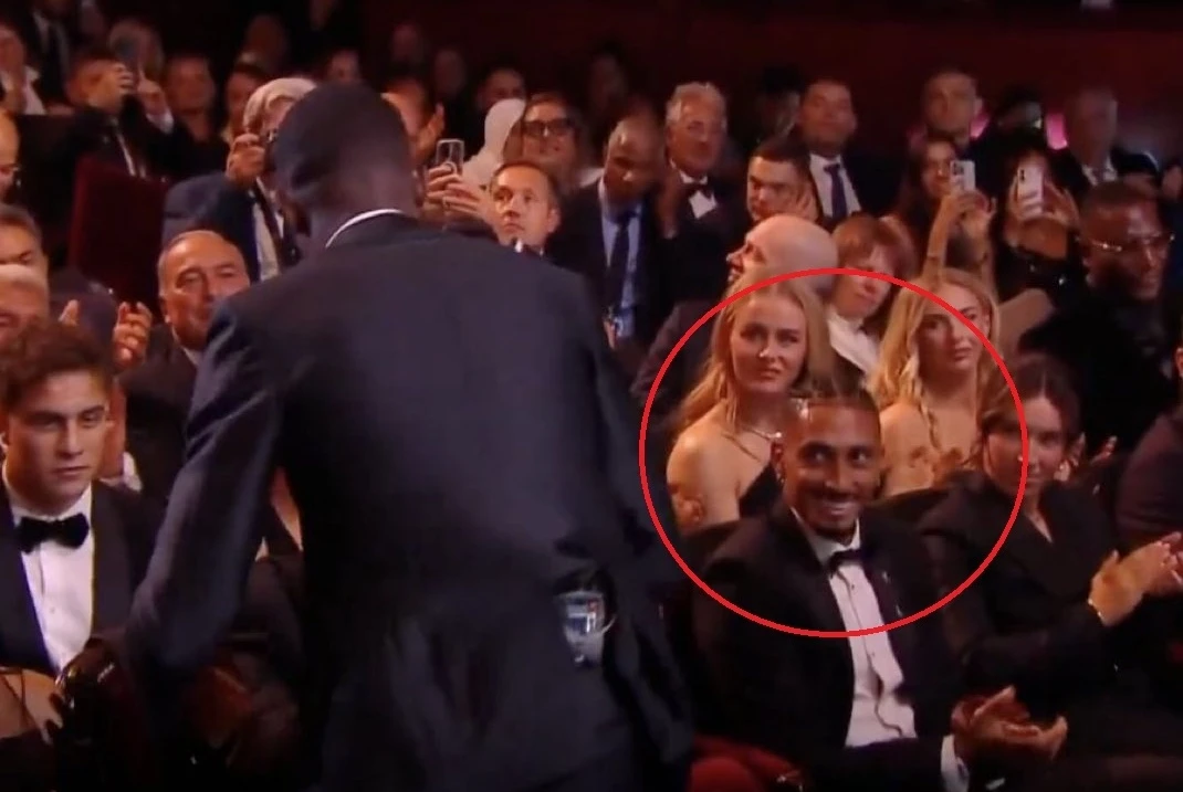 Biểu cảm gây sốt của Raphinha khi Dembele giành Quả bóng vàng