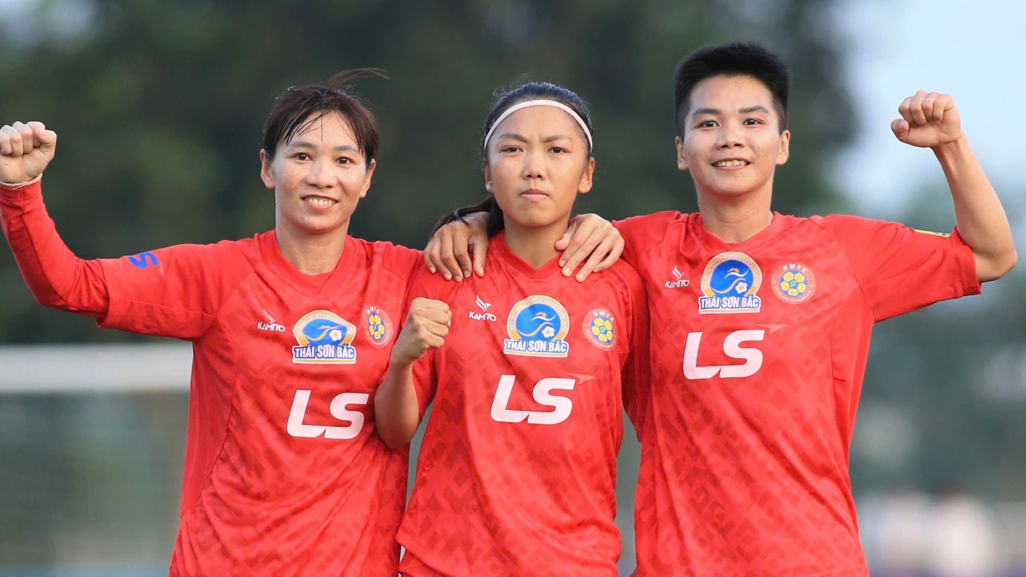 Cú đúp Huỳnh Như giữ lửa cuộc đua vô địch