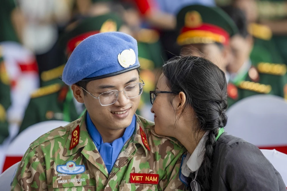 Phút chia tay chiến sĩ 'mũ nồi xanh' từ TP.HCM đến Nam Sudan