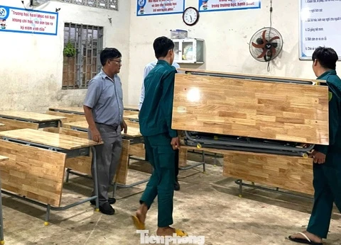 Hối hả thay bàn ghế mới sau 'tối hậu thư' của chủ tịch TP.HCM