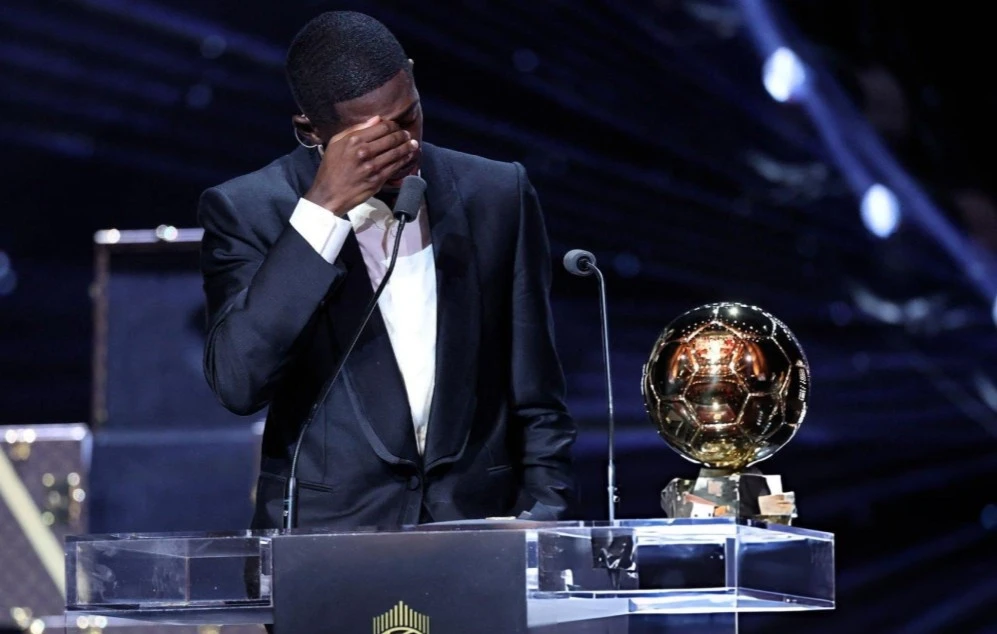 Khoảnh khắc xúc động khi Dembele giành Quả bóng vàng