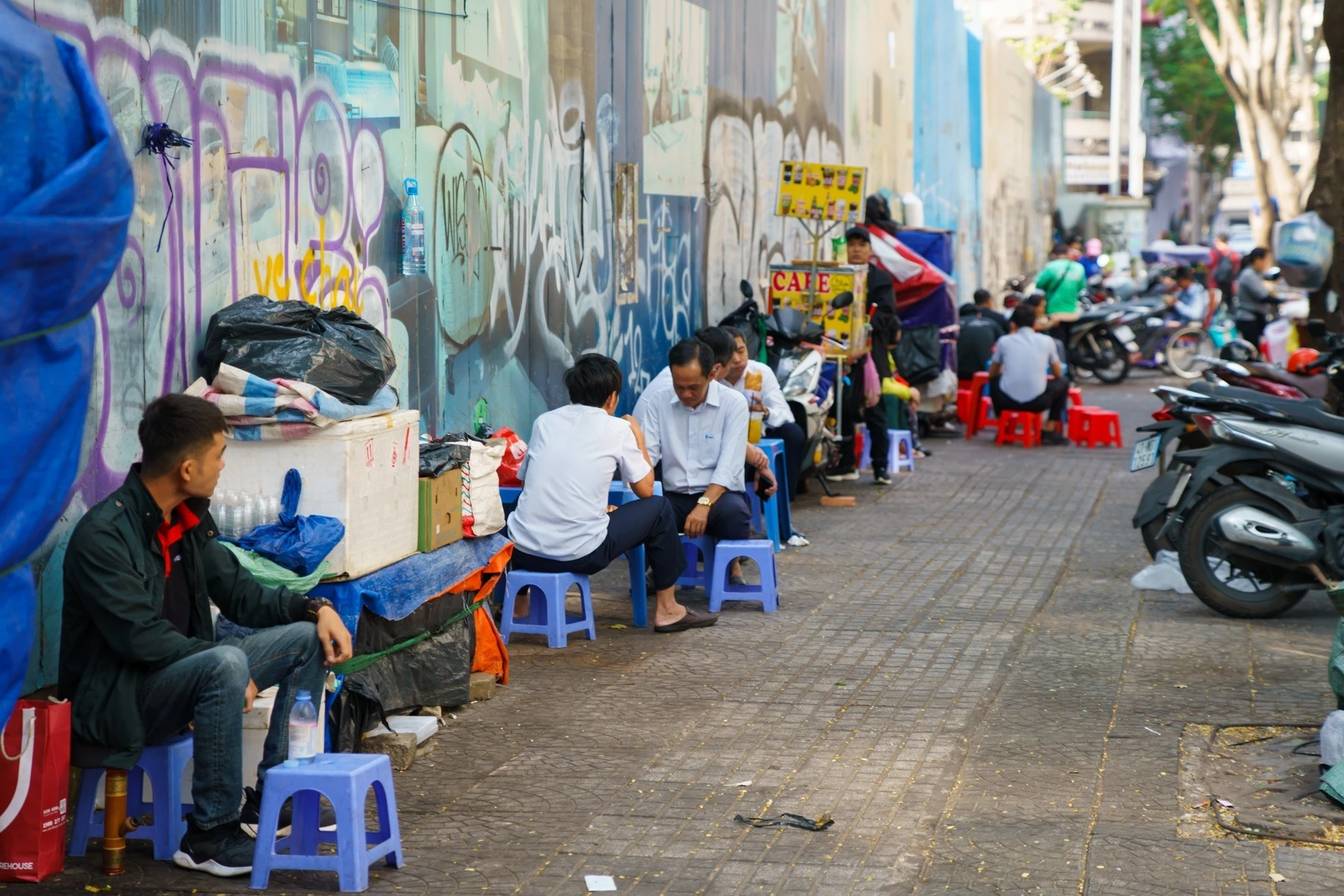 Đề xuất siết quản lý bán hàng tràn lan vỉa hè, lề đường