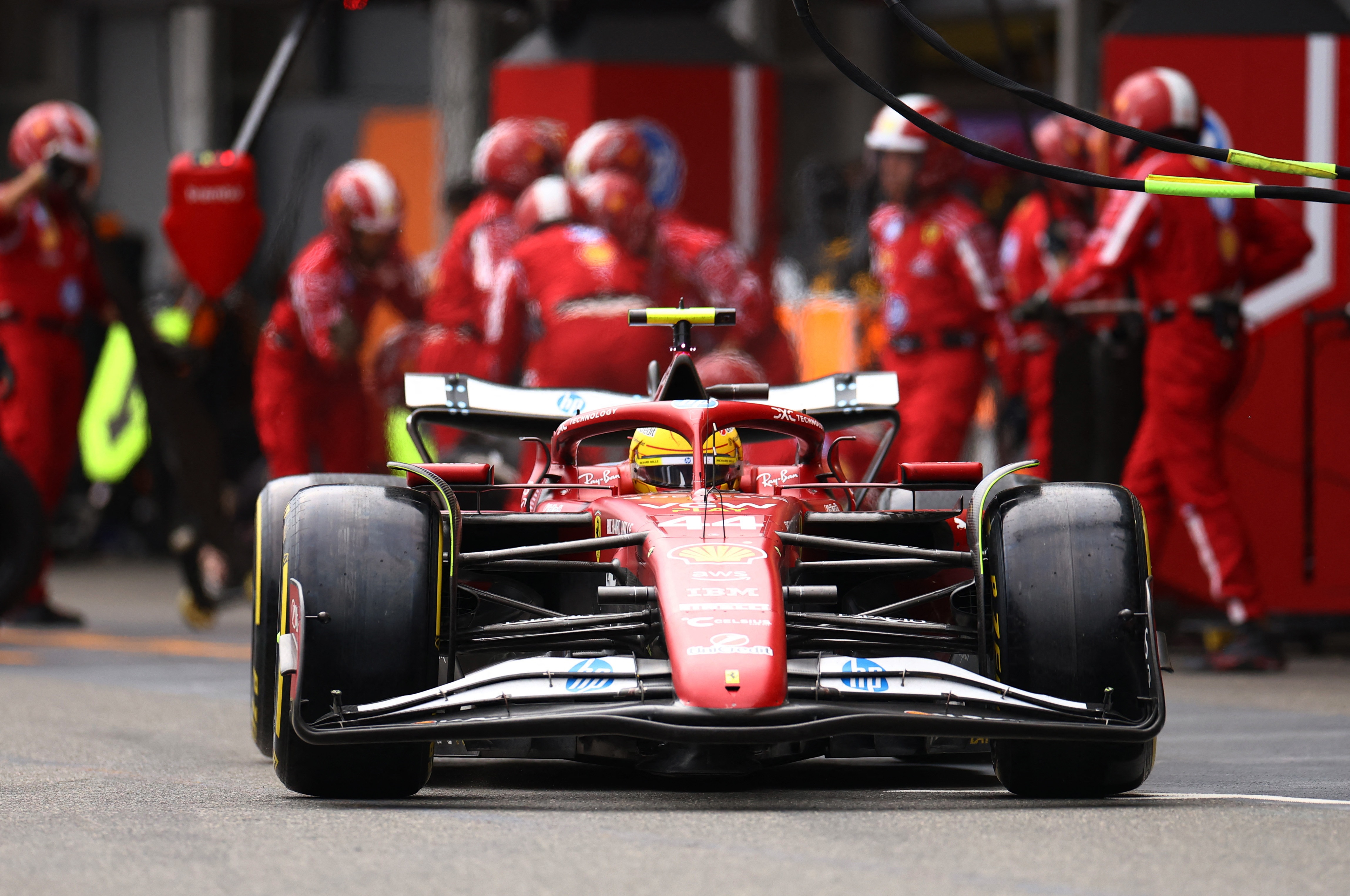 Hamilton phàn nàn về đội ngũ