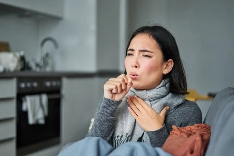 Biến thể Covid-19 gây đau họng 'như dao cứa vào cổ'