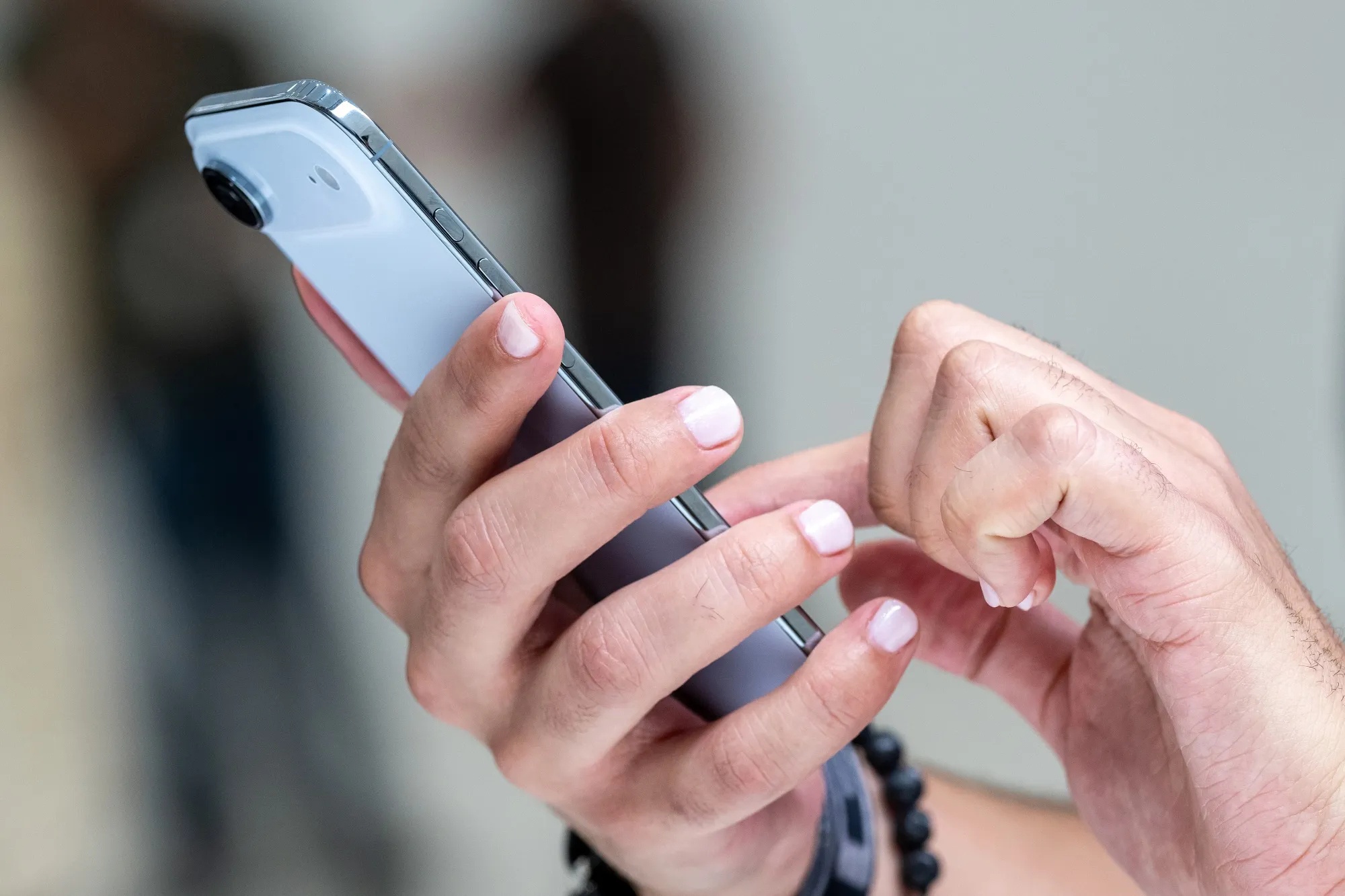Thi nhau bẻ iPhone siêu mỏng