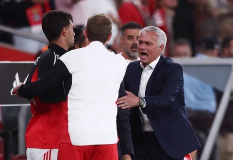 Mourinho nhận trái đắng đầu tiên tại Benfica