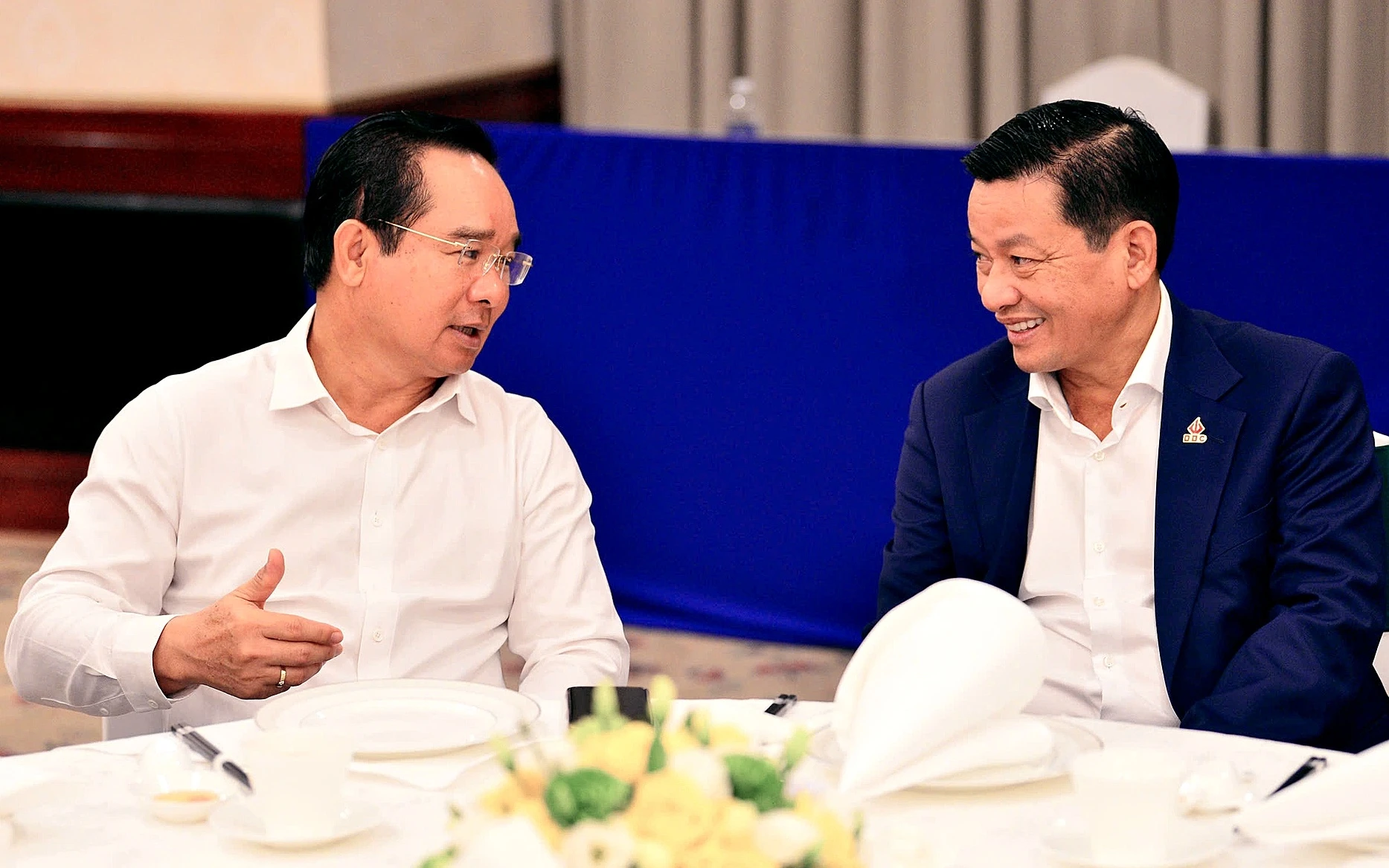 Chủ tịch TP.HCM ăn sáng, cà phê cùng doanh nhân, chuyên gia