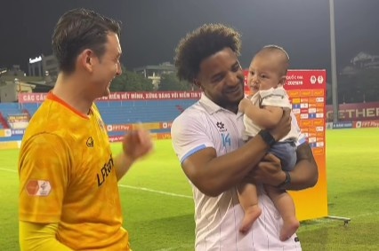 Văn Lâm ‘xin vía’ Xuân Son cho con trai