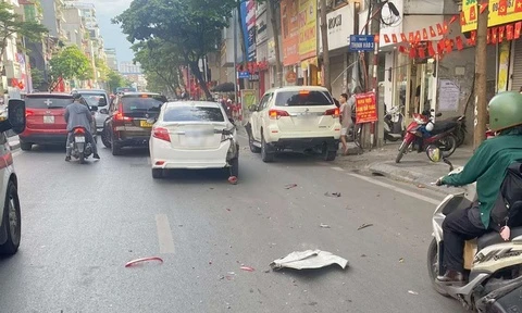 Ôtô tông liên hoàn nhiều phương tiện trên phố Hà Nội
