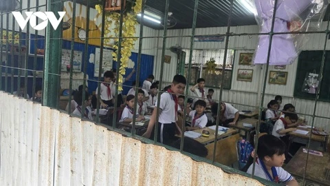Cô trò ‘toát mồ hôi’ trong lớp học bằng tôn tại TP.HCM