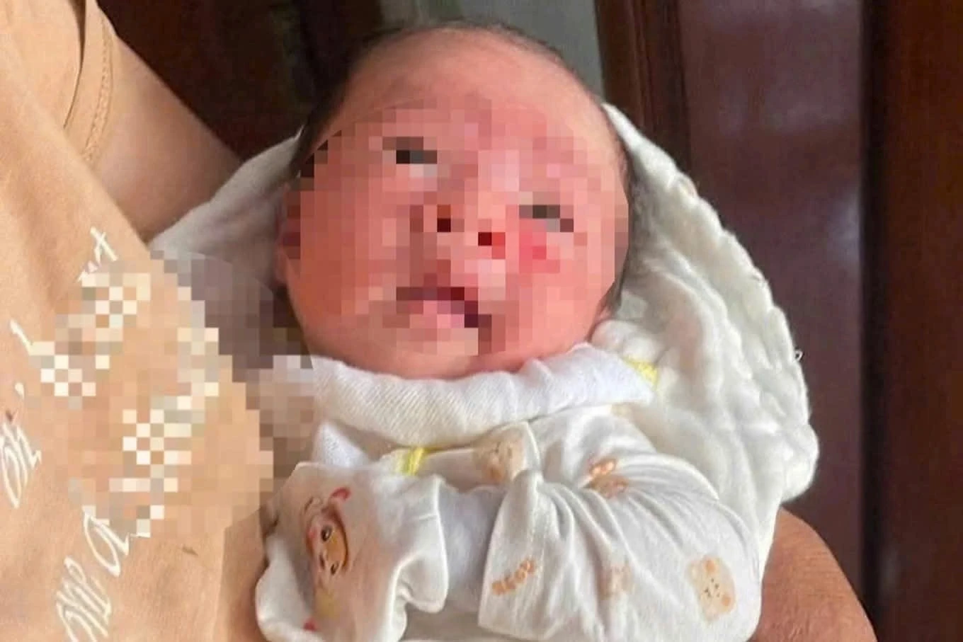 Bé gái sơ sinh bị bỏ rơi cùng giỏ đồ có 15 triệu đồng