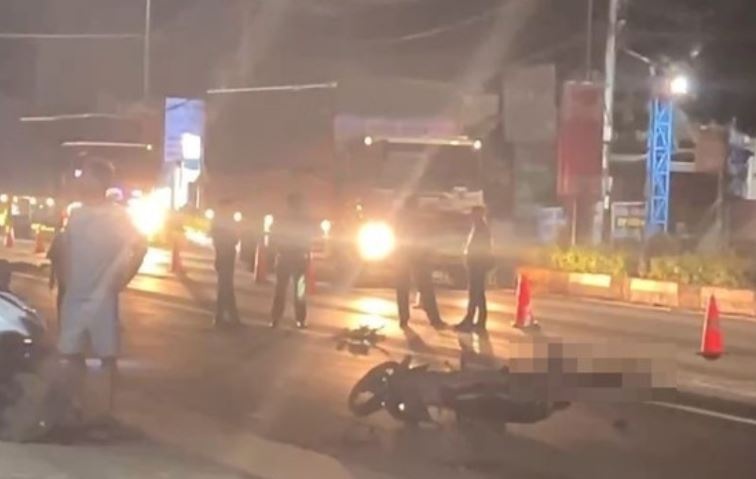 Xe giường nằm va chạm xe máy trong đêm, một người tử vong