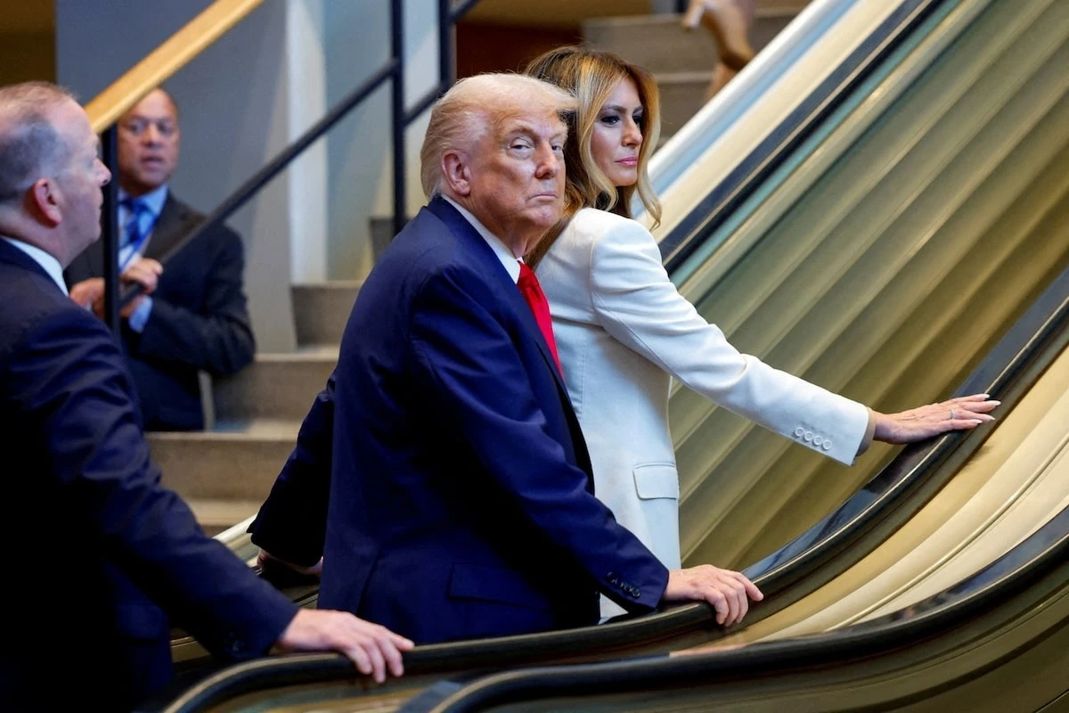 Ai đã làm thang cuốn chở ông Trump khựng lại?
