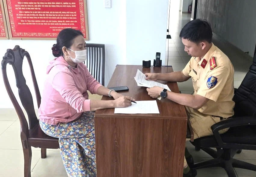 Nữ tài xế cố thủ trong ôtô ở Bình Dương đã đến công an làm việc