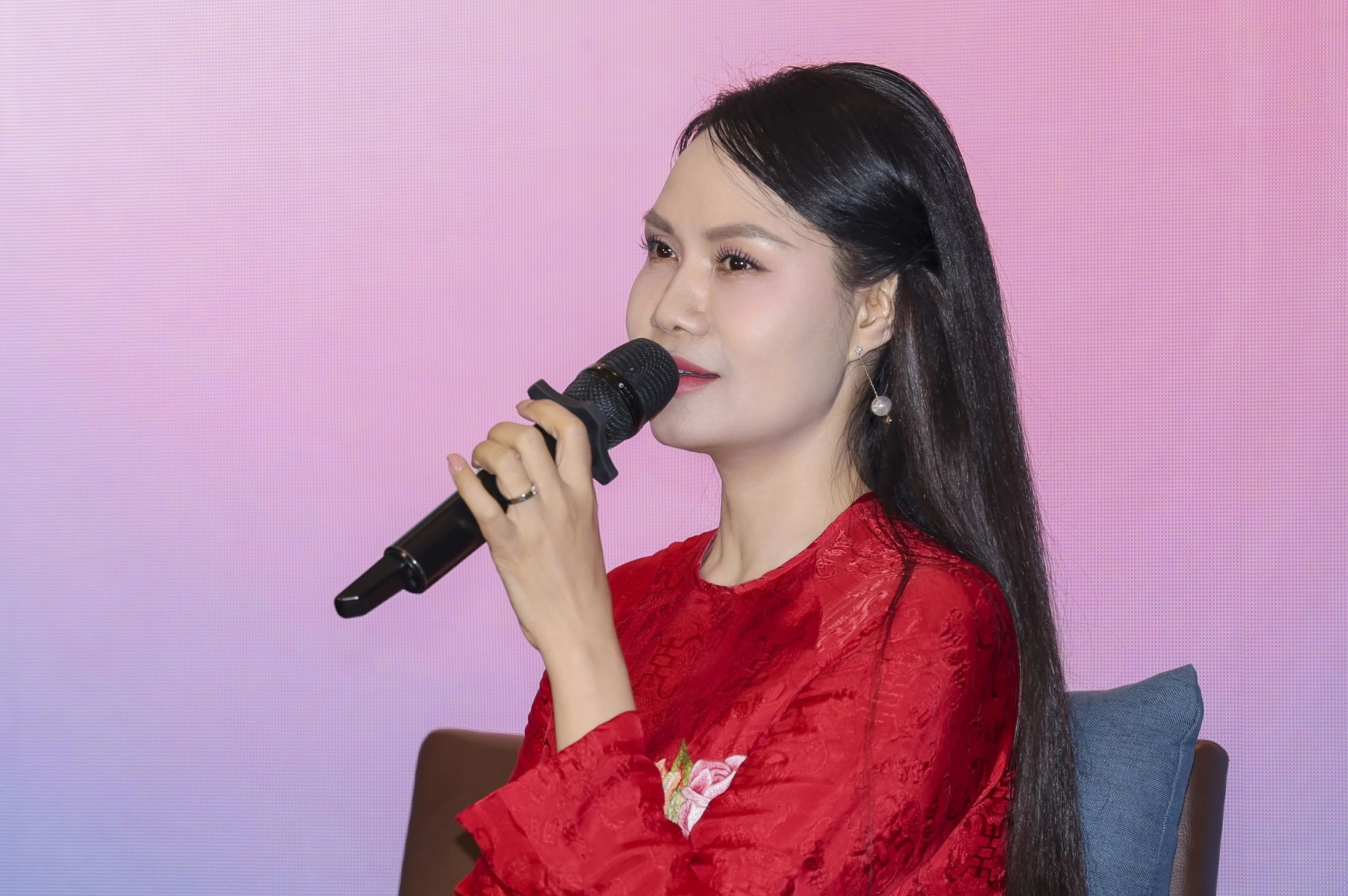 'Nữ hoàng nhạc phim' Mai Hoa hiện tại