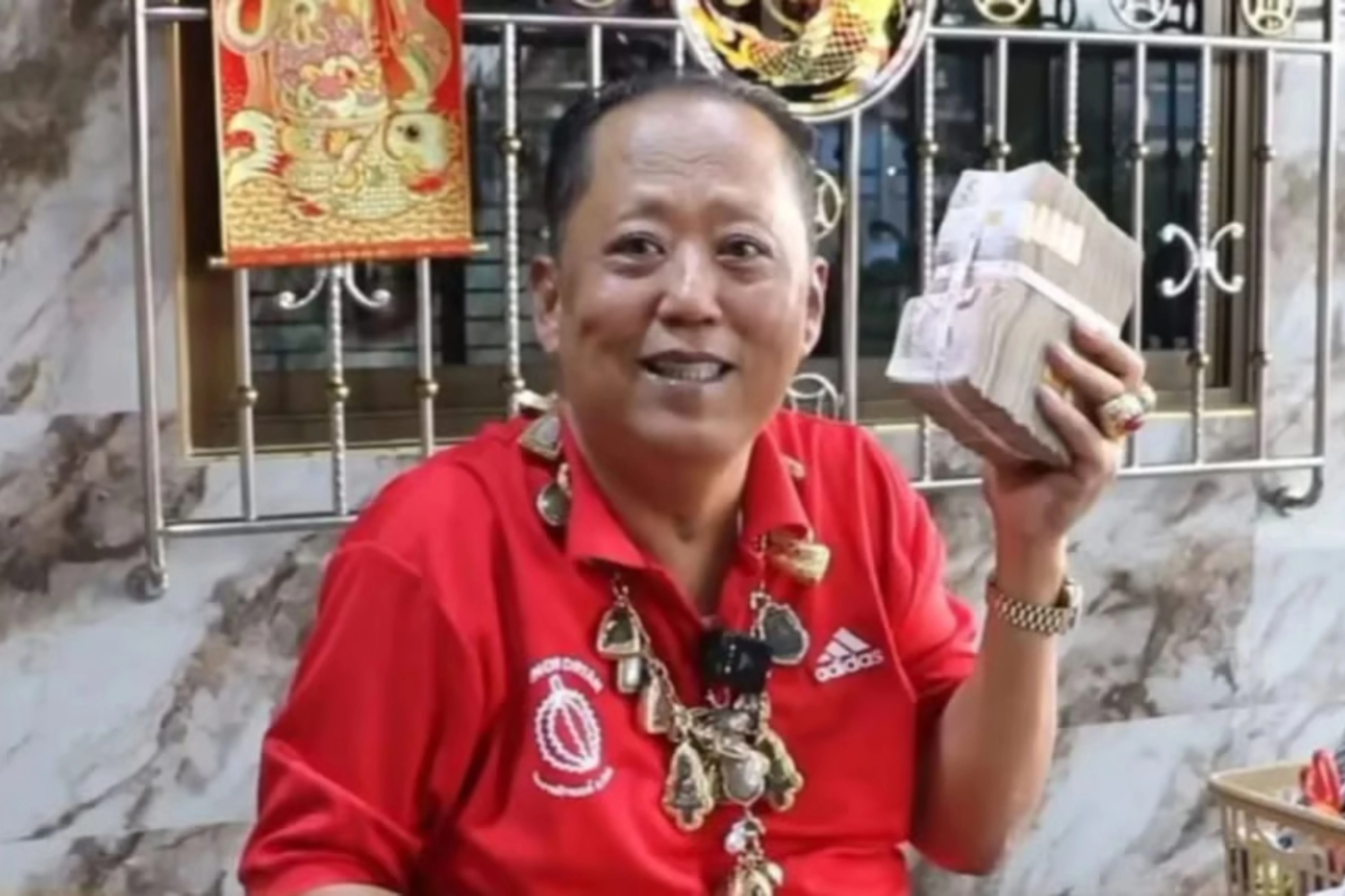 Đại gia sầu riêng Thái Lan treo thưởng ai tát 10 lần bồ nhí con trai