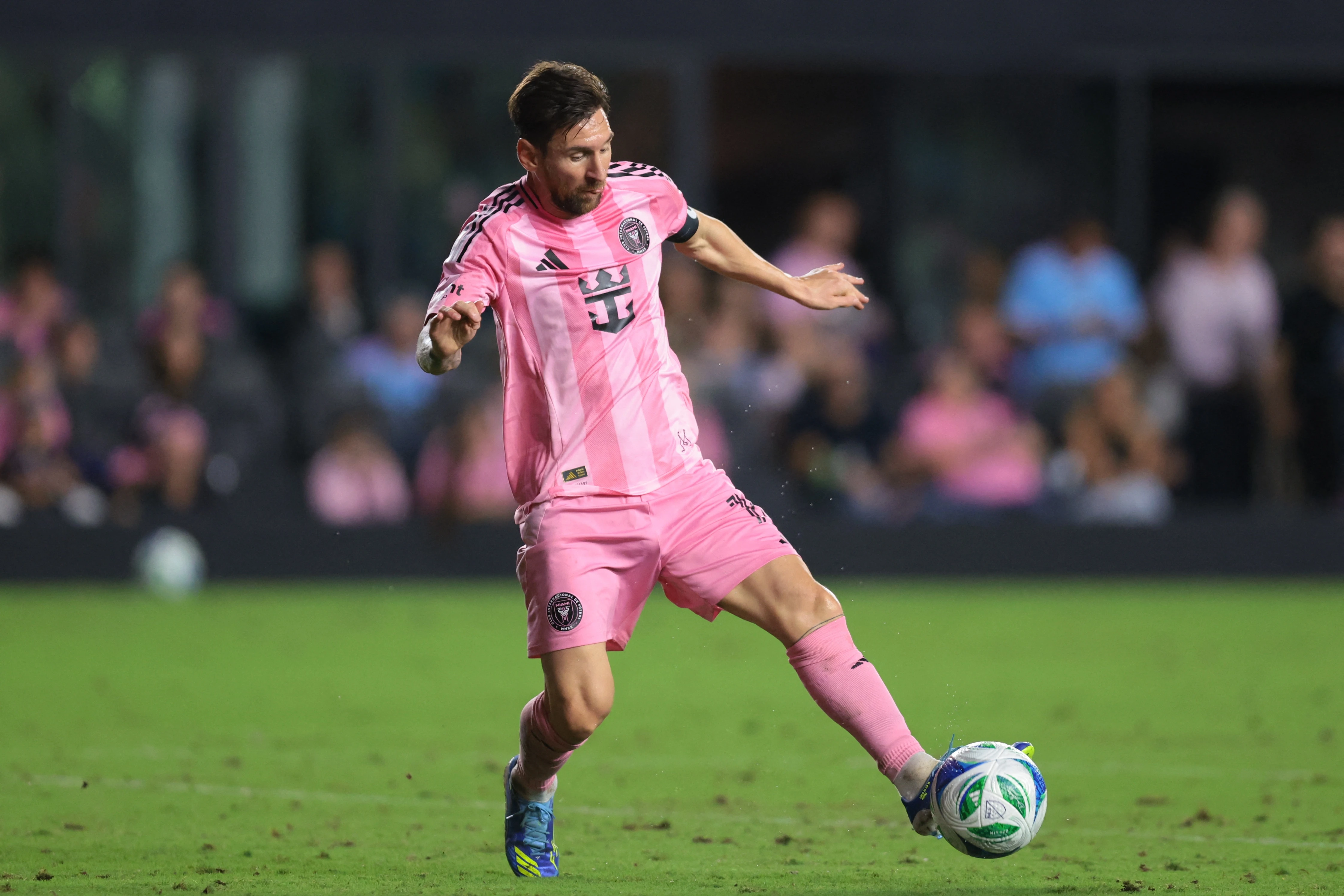 Messi xây chắc ngôi vua phá lưới MLS