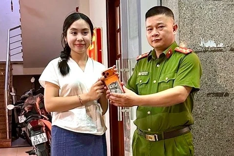 Công an trao trả iPhone 17 Pro Max cho hot girl Lào bị móc trộm