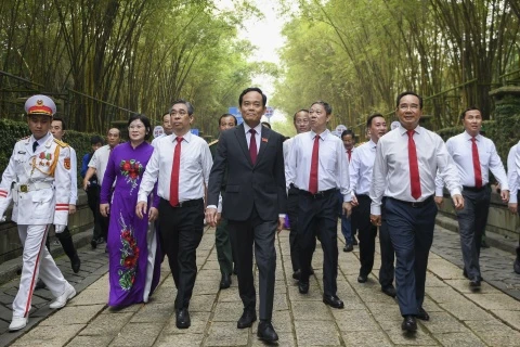 Đại biểu dâng hương các Vua Hùng trước thềm Đại hội Đảng bộ TP.HCM
