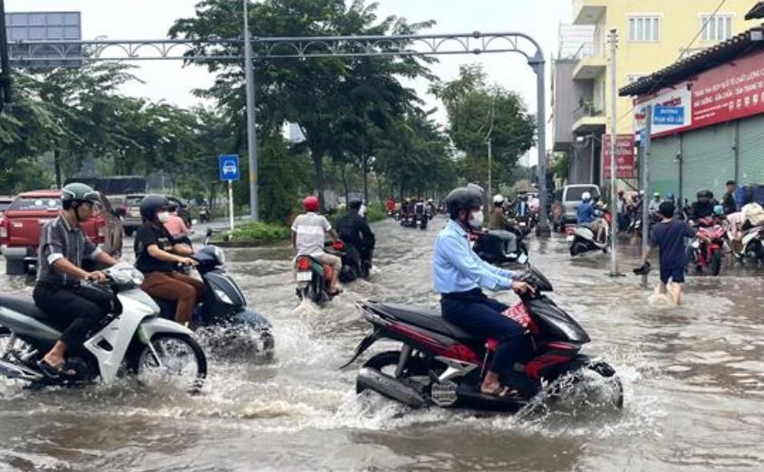 Triều cường vượt đỉnh lịch sử, TP.HCM chìm trong biển nước