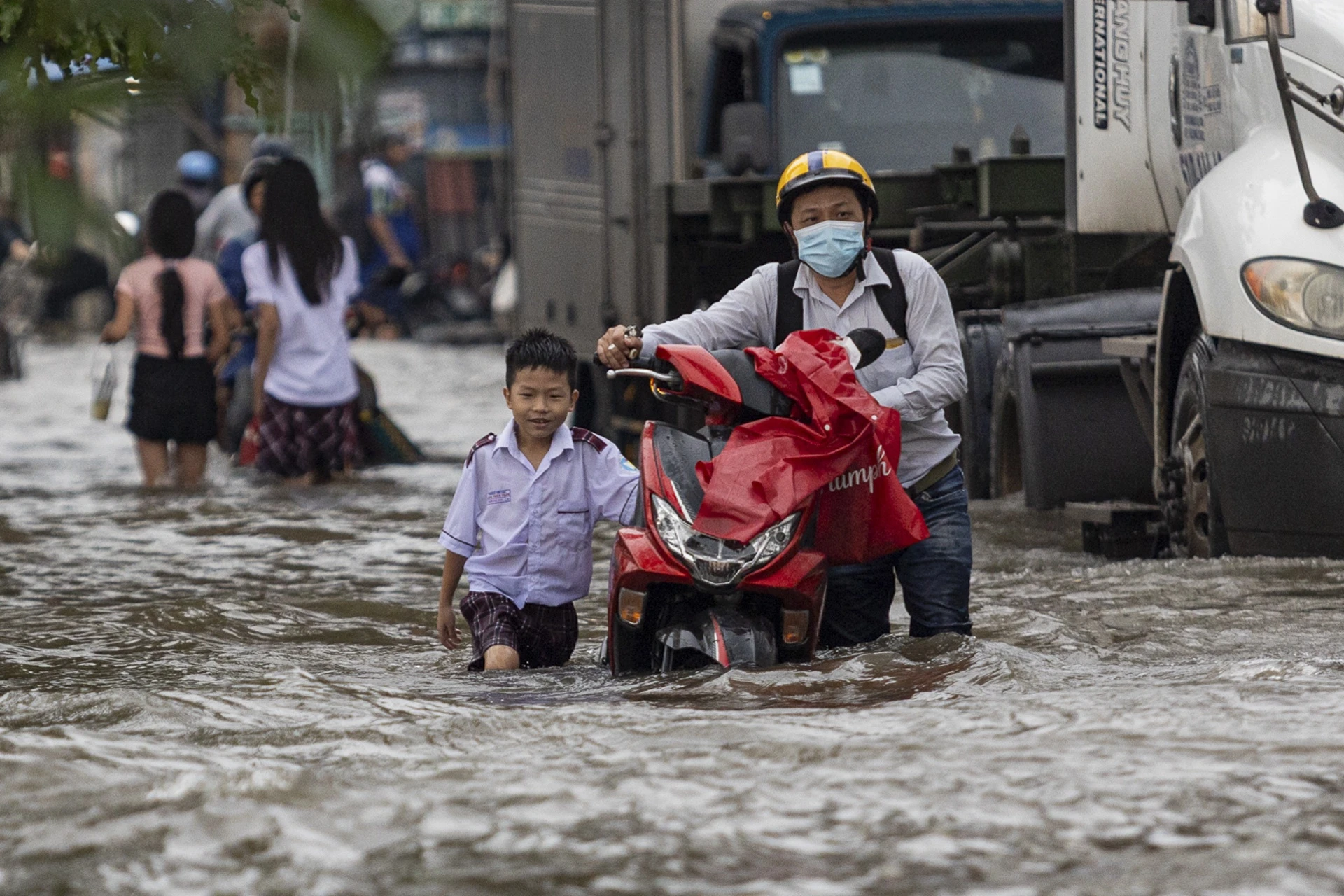 Triều cường dâng cao tại TP.HCM giờ tan tầm, xe chết máy la liệt