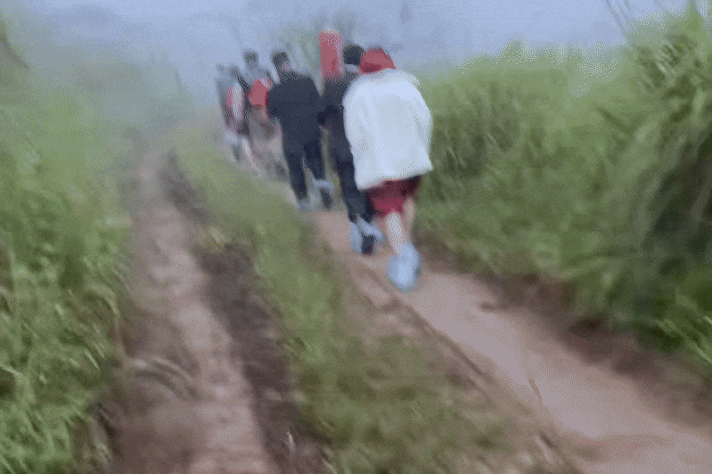 Chú rể Hải Phòng đi 600 km, lội lầy 2 km mới đón được cô dâu Lai Châu