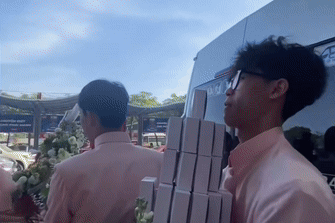 Đang ngồi chờ xe buýt, chàng trai bất ngờ được người lạ nhờ bê tráp