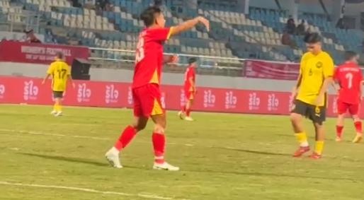 Bích Thùy 'diễn' lại cảnh thủ môn Malaysia bị đau