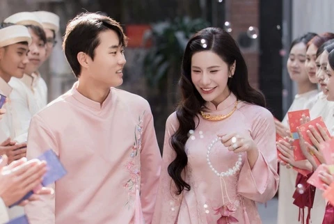 Chàng cảnh sát Hàn Quốc mặc áo dài, ngồi xích lô tới rước cô dâu Việt