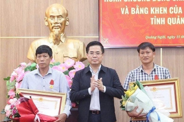 Trao Huân chương Dũng cảm của Chủ tịch nước cho 2 công dân Lý Sơn