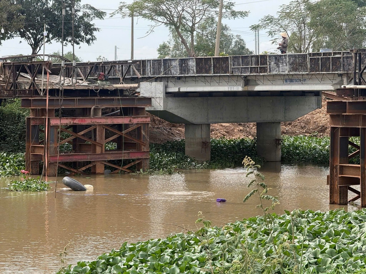 Xe quá tải 4 lần làm sập cầu ở Tây Ninh