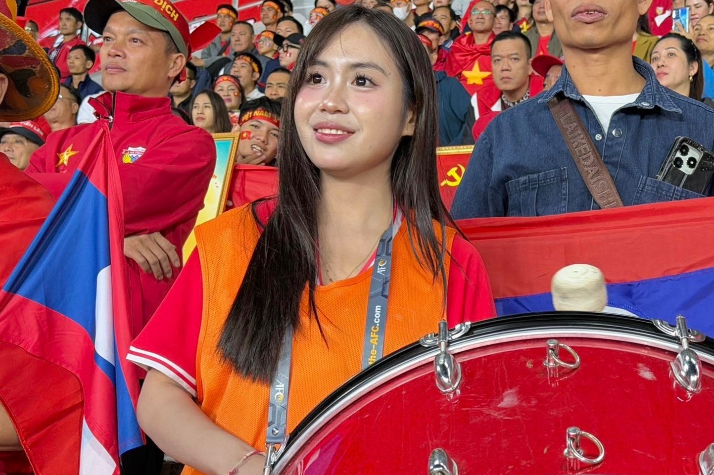 Hot girl Lào bị 'tấn công' vì vụ trọng tài từ chối bàn thắng Việt Nam