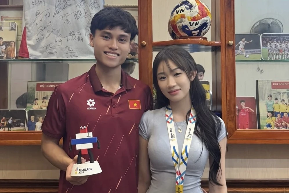 Bạn gái Minh Phúc, Lý Đức mừng U23 Việt Nam vào bán kết