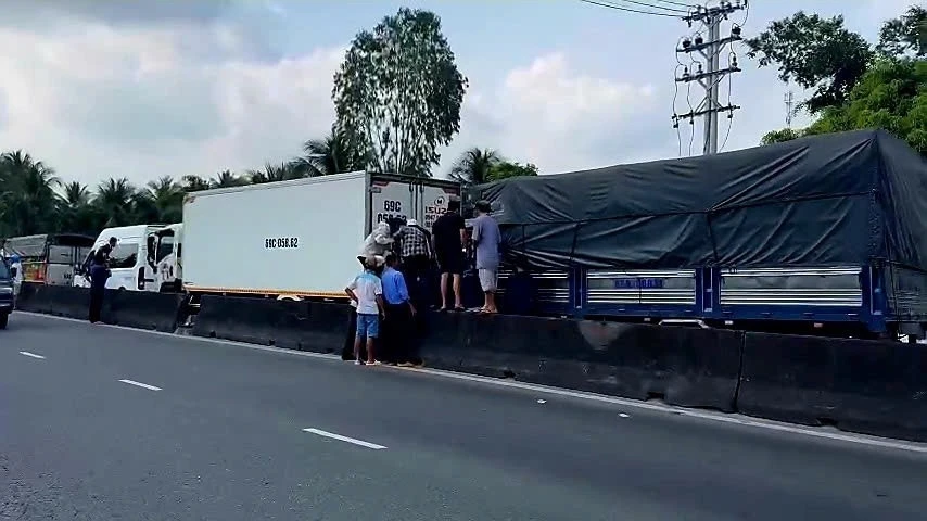 5 ôtô đâm liên hoàn trên quốc lộ