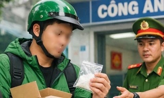 Nghi có ma túy, shipper ở TP.HCM chở thẳng hàng đến đồn công an