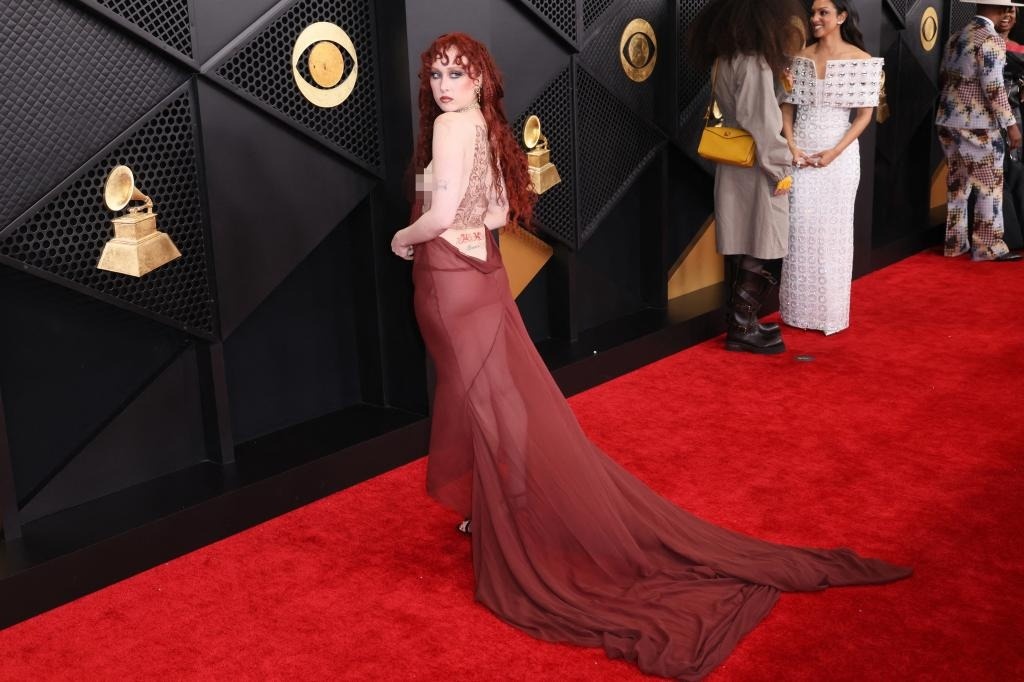 Sao nữ nguy cơ bị phạt vì váy 'khỏa thân'